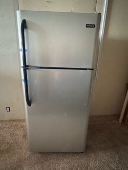 Frigidaire Stainless Steel Top Freezer Refrigerator – Works Great – FFHT1831QM1