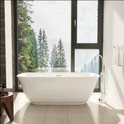 Freestanding soaking bathtub