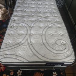 Legget And Pratt Ajustable Bed With Serta Mattres