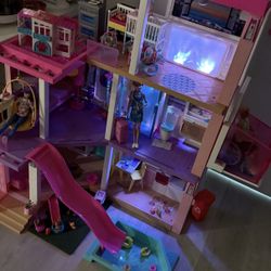 BARBIE DREAM HOUSE WITH ALL ORIGINAL 75pieces  AND ALL EXTRAS/DOLLS AND MORE IN PHOTOS FOR SALE  (PRICE NEGOTIABLE)