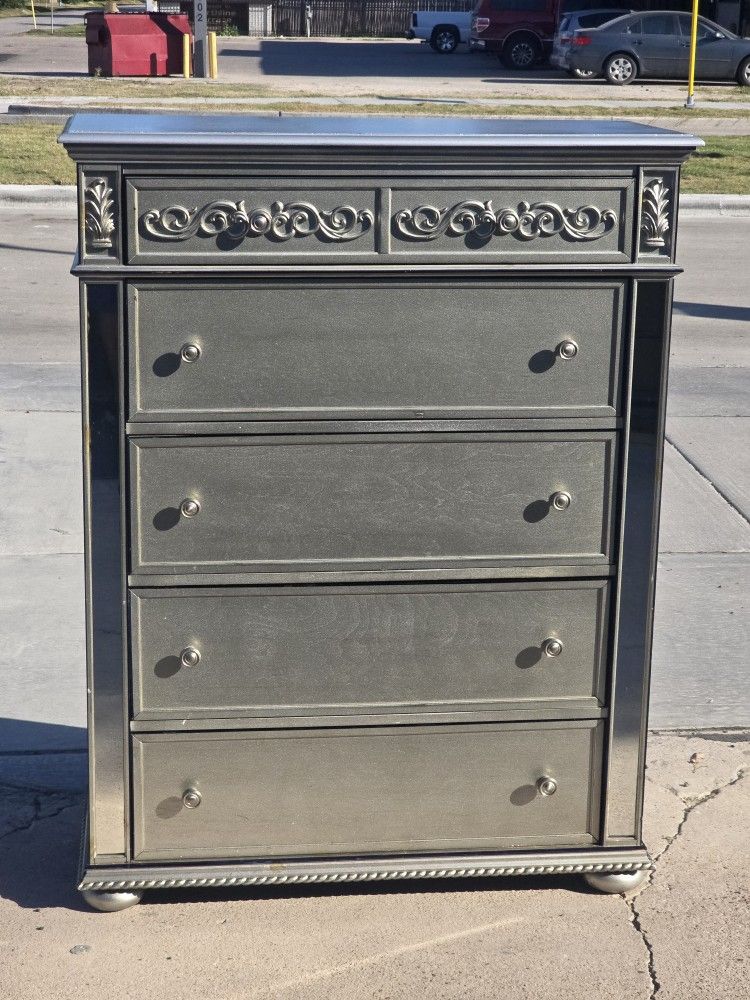 DRESSER