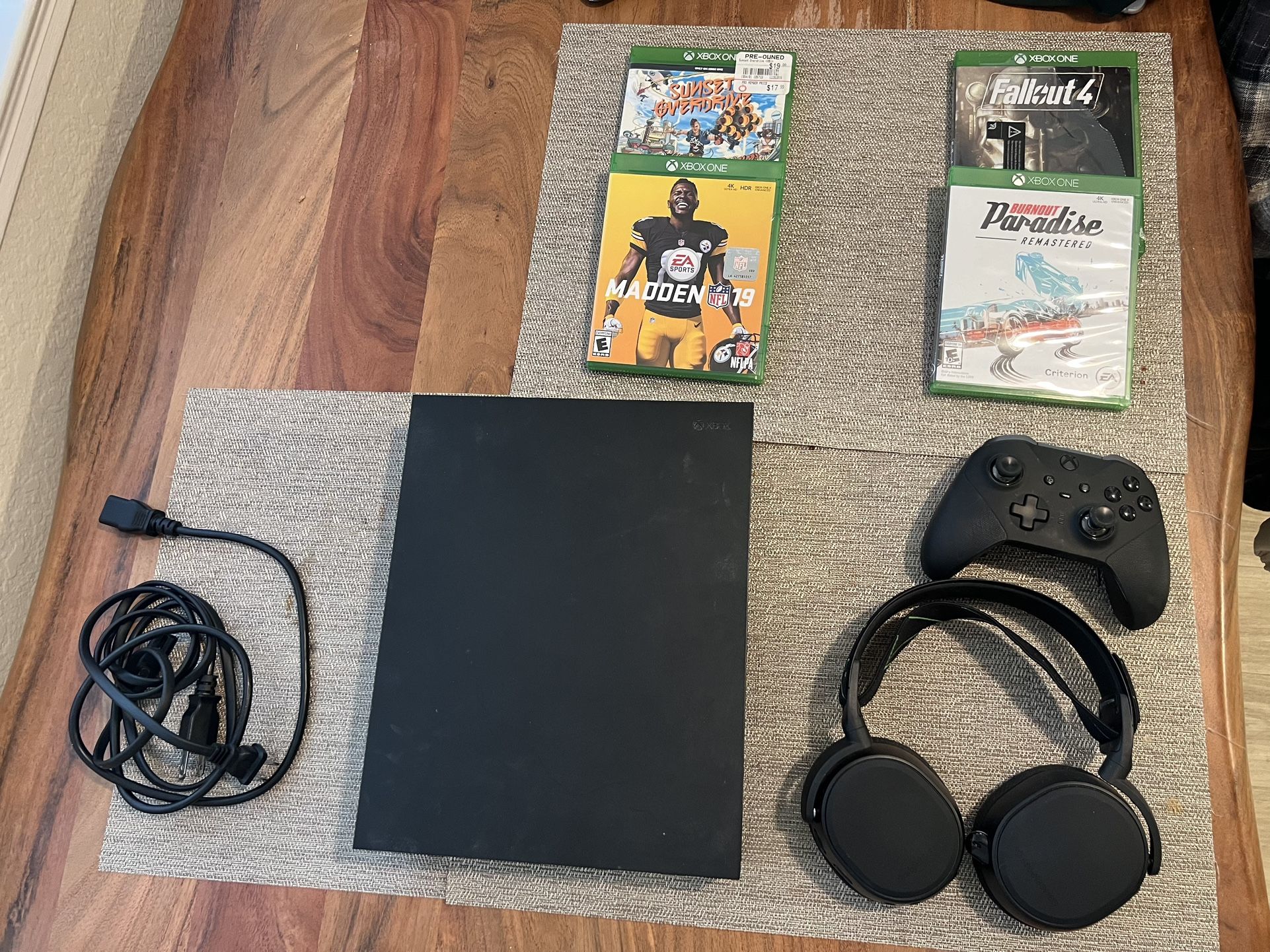 Xbox One X (1tb) & accessories