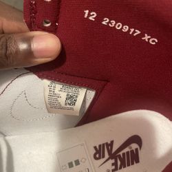 Air Jordan 1 Retro High OG Metallic Red.