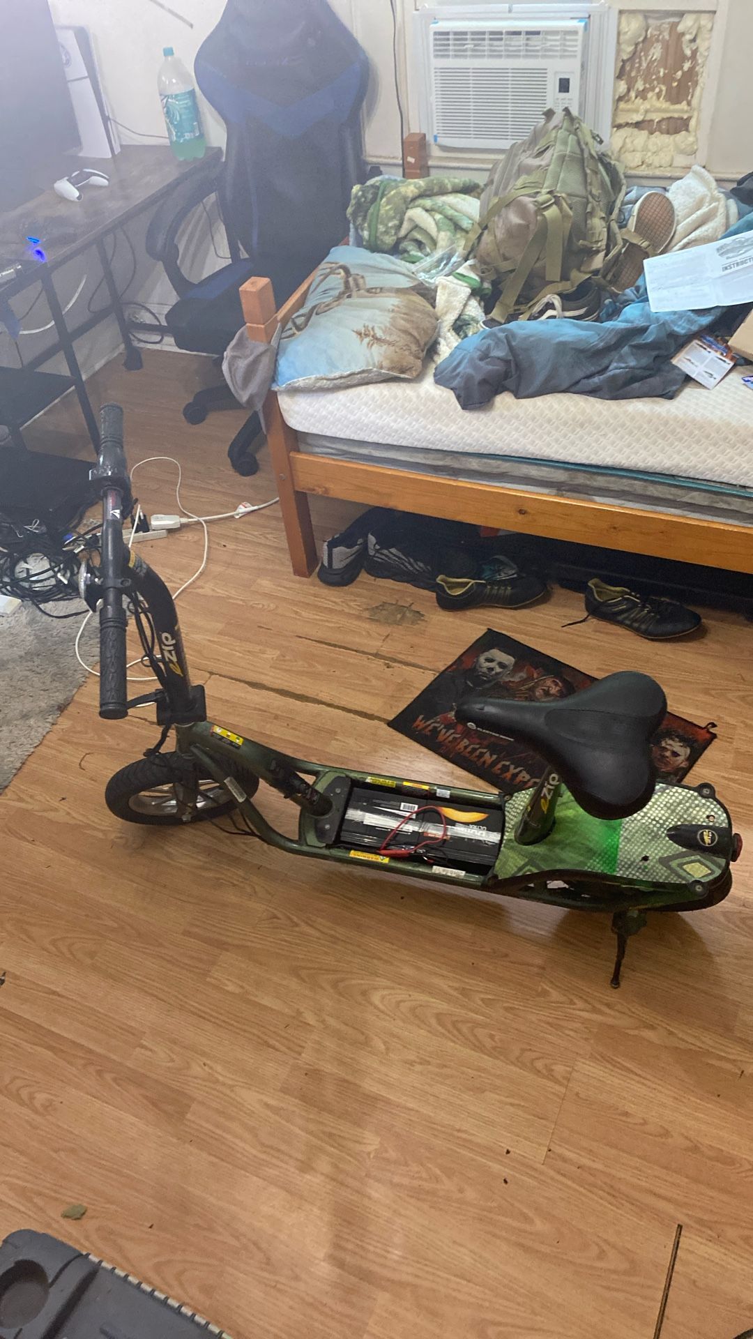 Ezip 500 With A Charger and Comes With The Battery Cover