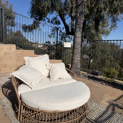 Round outdoor wicker daybed