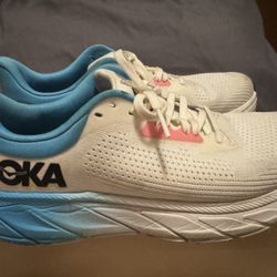 HOKA Arahi 7