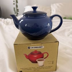 LE CREUSET- small blue tea pot like new (no strainer)