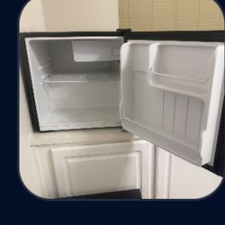New small refrigerator w freezer