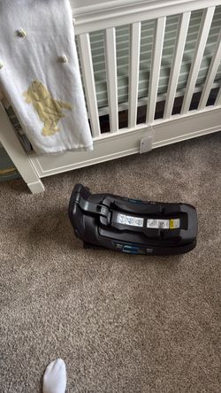 Infant car seat base with 5-second installs pipa™ series base