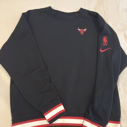 Nike Men's Chicago Bulls Black Courtside Crewneck Sweatshirt (Large)