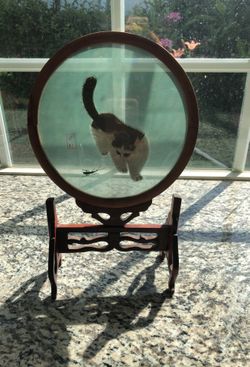 Decoración de madera y vidrio gato bordado