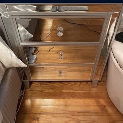 One Mirrored Nightstand Silver 