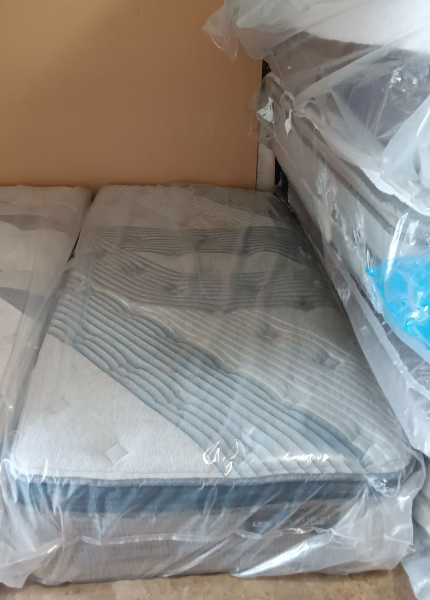 XL Twin Size Mattress (XL Colchon Twin Size)