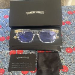 ⚪ Chrome Hearts Glasses (Clear w Gold)   Clean luxury look 🧊   Crystal clear frame with gold Chrome Hearts detailing — subtle but stands out.   💰 $1