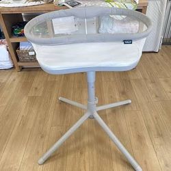 Halo BassiNest bassinet - Like new!