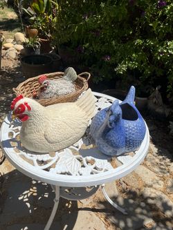Three chicken garden decor