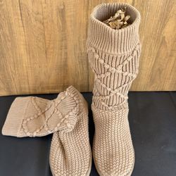 UGG Lattice Cardy Knit Boot Sz 6, a versatile tall boot featuring a distinctive lattice-patterned knit. 