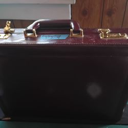 Vintage Classic Leather Briefcase. (Quality Name Brand!)