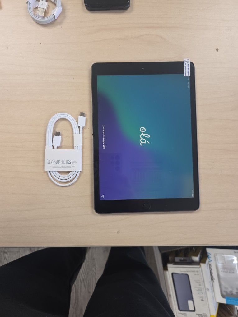 Ipad 7th 32gb. Wifi And Cellular 