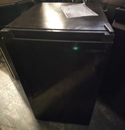 BLACK MINI REFRIGERATOR.....3.3 CU....NEW ....TRAY INSIDE IS LITTLE CRACKED.....$ 70