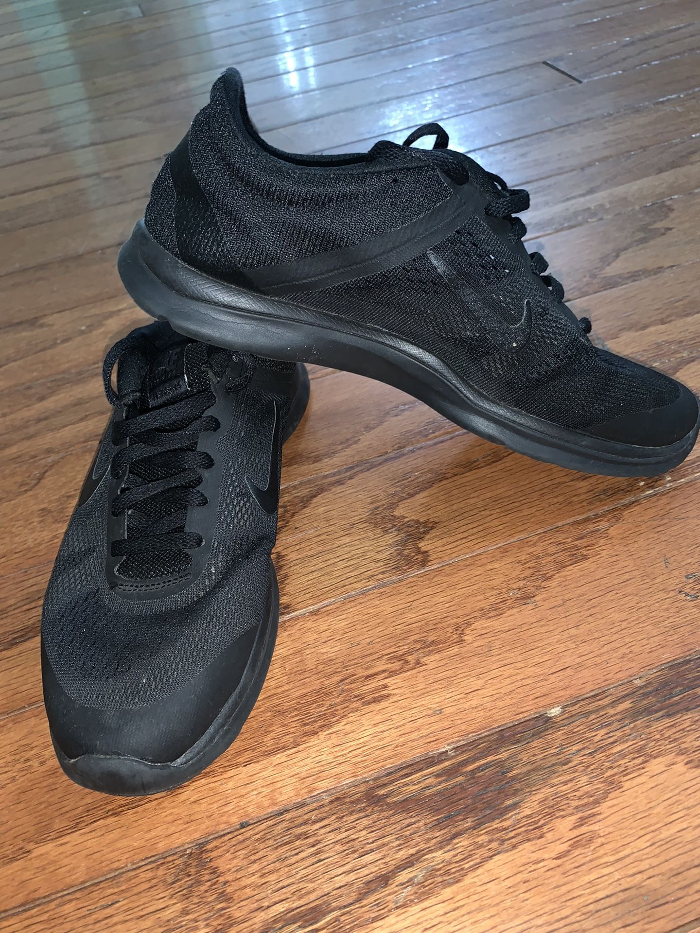 Woman 7 1/2 All Black Running Shoes