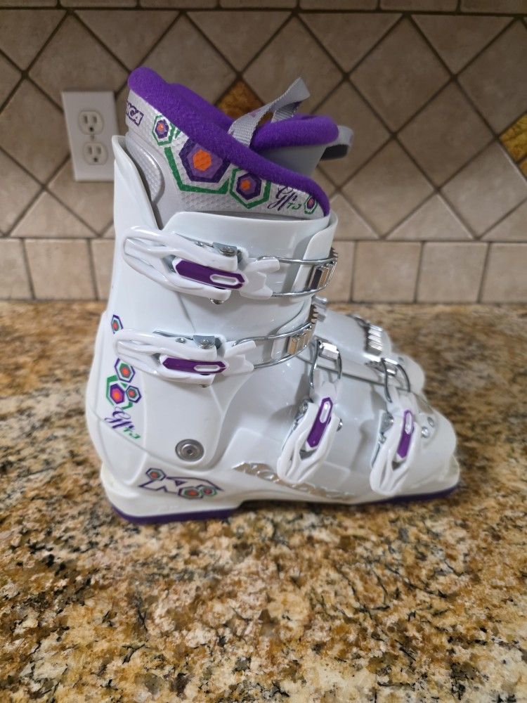 Ski boots 24 / 24.5 Youth Junior 4 / 4.5 OR women's 6 / 6.5