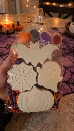 Paint your own Halloween kit