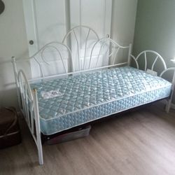 Day Bed With Sealy Mattress