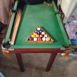 Mini Pool Ball Table 10$