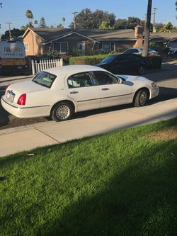 2002 Lincoln Town Car