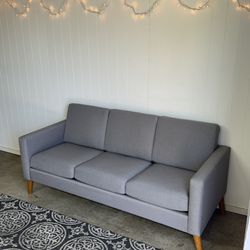 🚚 Great condition gray couch - free Delivery