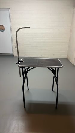 Dog grooming table