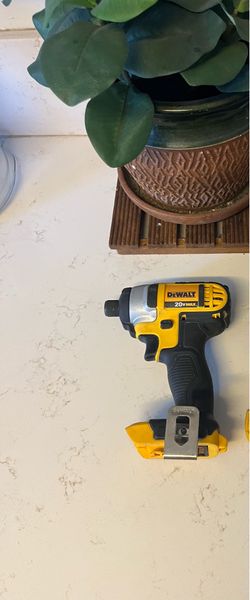 Dewalt 20v impacto tool only no bateria $50 firme precio