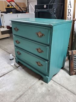 Dresser/3 drawers Vntage  Heavy