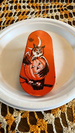Spinning , tin Halloween noise maker