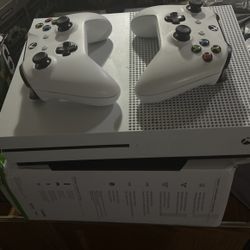 Xbox One Slim 1Tb + 2 Controllers 