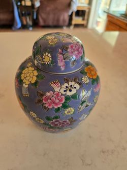 Vintage porcelain Chinese ginger jar