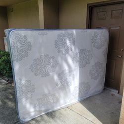 NEW QUEEN-SIZE MATTRESS AND BOX SPRING 💤