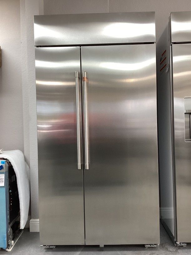 Cafe Side-by-Side Refrigerator in Stainless steel with Adjustable Spillproof Glass Shelves and Advanced Water Filtration System