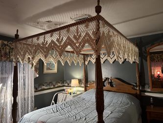 Queen Size Canopy Bed