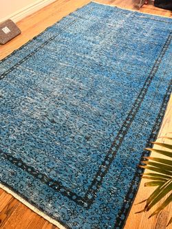 Beautiful 5’x 8.7’ Hand-Knotted Vintage Turkish Area Rug. Antique traditional design with modern/minimal look and feel. NEW