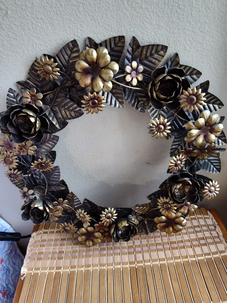 $25 - Unique Wreath Made Entirely Out Of Metal