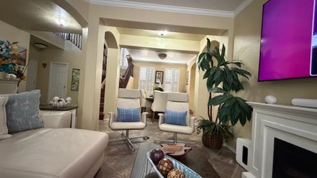 Beautiful set of two Madrid lounge Ejecutive chairs in excellent condion