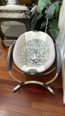 Graco baby swing,6 Speeds,working perfect with batteries & power,soothing vibration.
