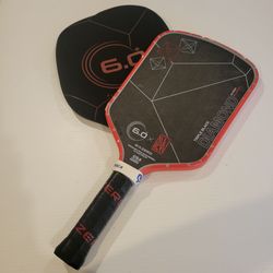 Six Zero Triple Black Diamond Willinator Pickleball Paddle 15mm Red Guard Cover.
Fair to Good Used Condition. The main 18K carbon fiber hitting face