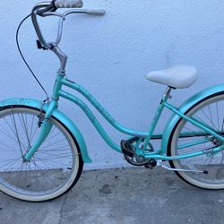 Beautiful Electra. Women’s Cruiser Bike. 26 Inch Tires 