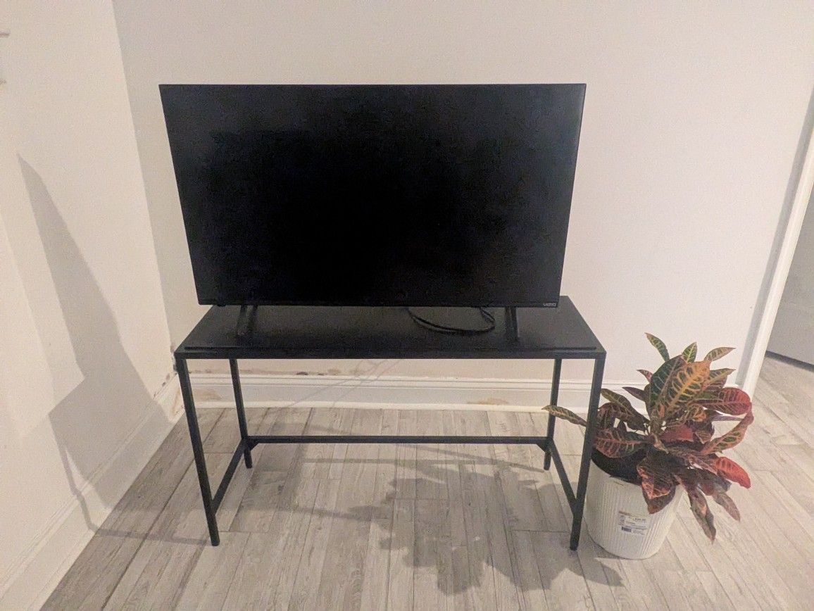 Vizio Smart TV 40-inch - Excellent Condition 