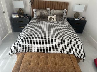 Cama Queen size con 2 mesas de noche , colchon y lamparas