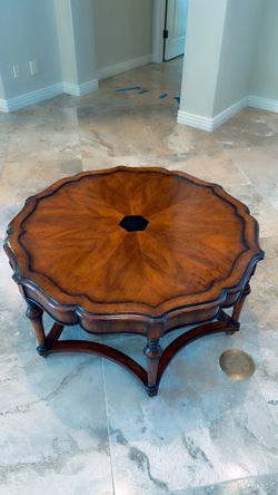 Drexel Heritage Pie Crust Scalloped Cocktail /Side Table