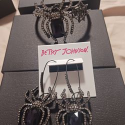 SELL

LOGIN

POSH MARKETS

All

Listings

￼

tedd83

Updated 1 day ago

Purple💜💜💜 Betsey Johnson spider earrings and Bracelets🕷

/NEW

Betsey J